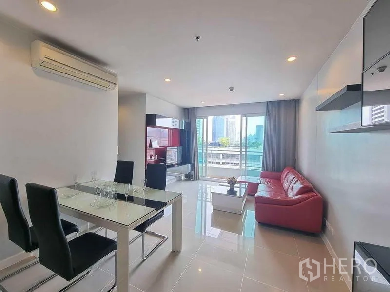 公寓 出租在Ratchathewi, Bangkok - 开放式客餐厅，玻璃餐桌黑色座椅，阳台望向城市。