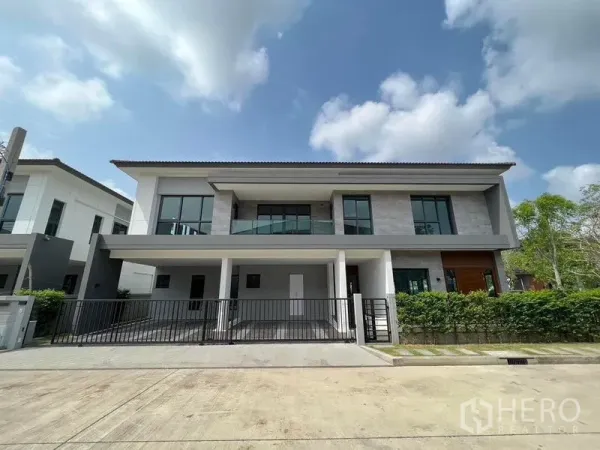 Detached House for rent - Front elevation of contemporary detached house with balcony and covered double carport.