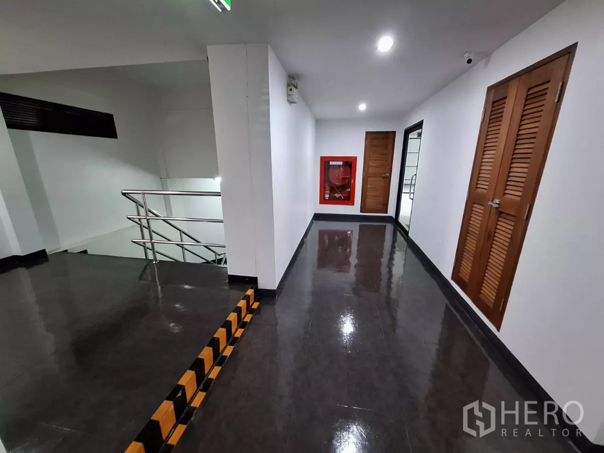 สำนักงาน ให้เช่าในWatthana, Bangkok - โถงอาคาร พื้นเงา ราวสแตนเลส และป้ายทางออกฉุกเฉิน