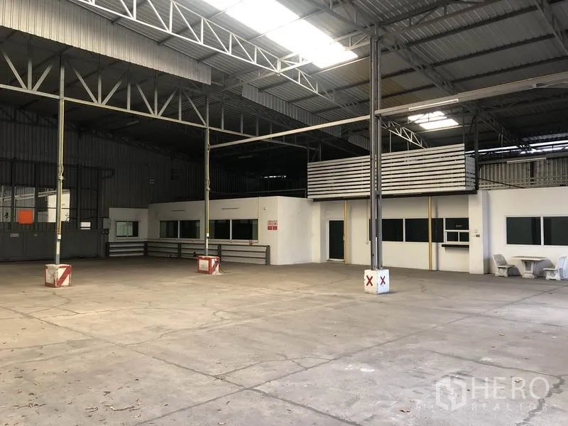 คลังสินค้า ให้เช่าในPak Kret, Nonthaburi - ภายในโกดังโปร่ง หลังคาโครงเหล็กสูง มีช่องแสงและห้องออฟฟิศภายใน