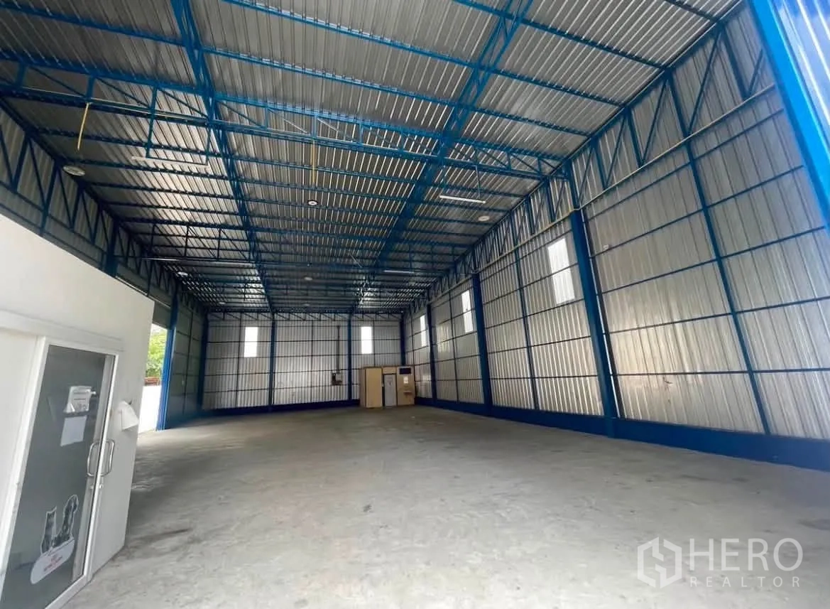仓库 for rent in Wang Thonglang, Bangkok - 开放式仓储区，高窗采光，后部设有独立小房与洗手盆。