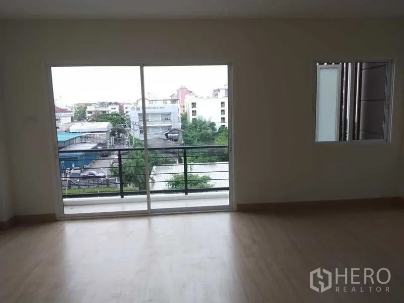สำนักงานที่บ้าน ให้เช่าในPrawet, Bangkok - ห้องมุมมีประตูกระจกออกระเบียงและหน้าต่างข้าง รับแสงธรรมชาติ