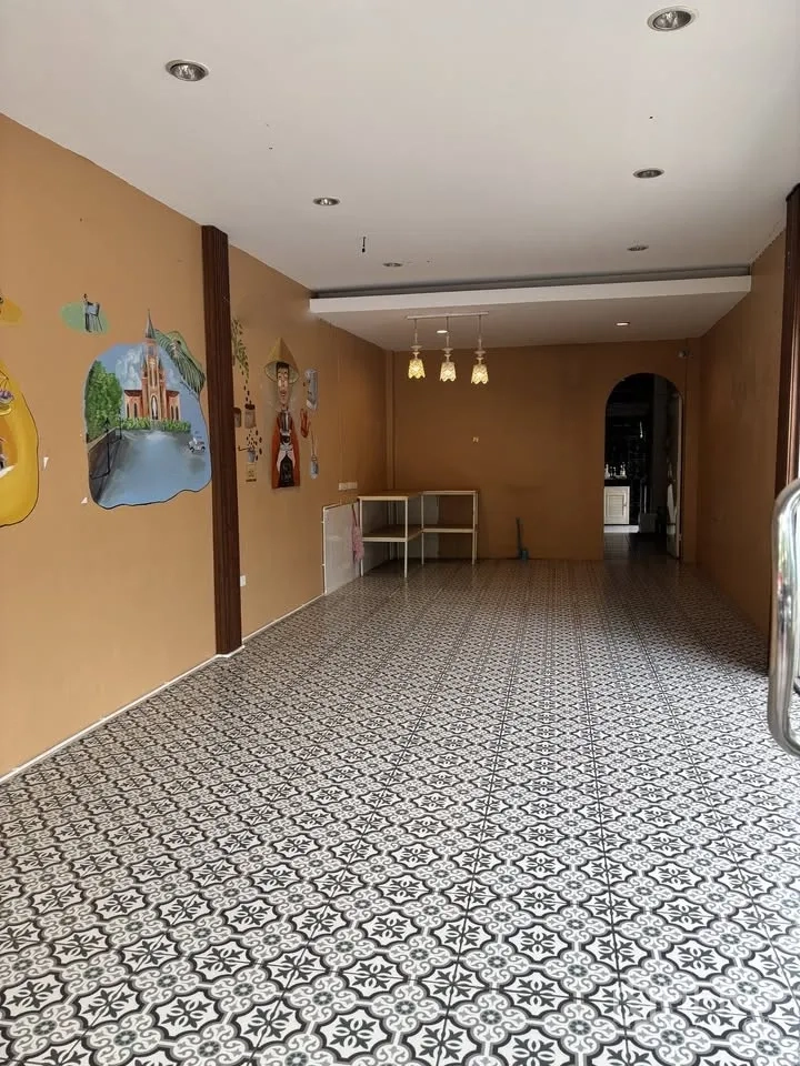 零售空间 for rent in Sathon, Bangkok - 室内零售空间开敞，花纹地砖与暖色墙面并有壁画。