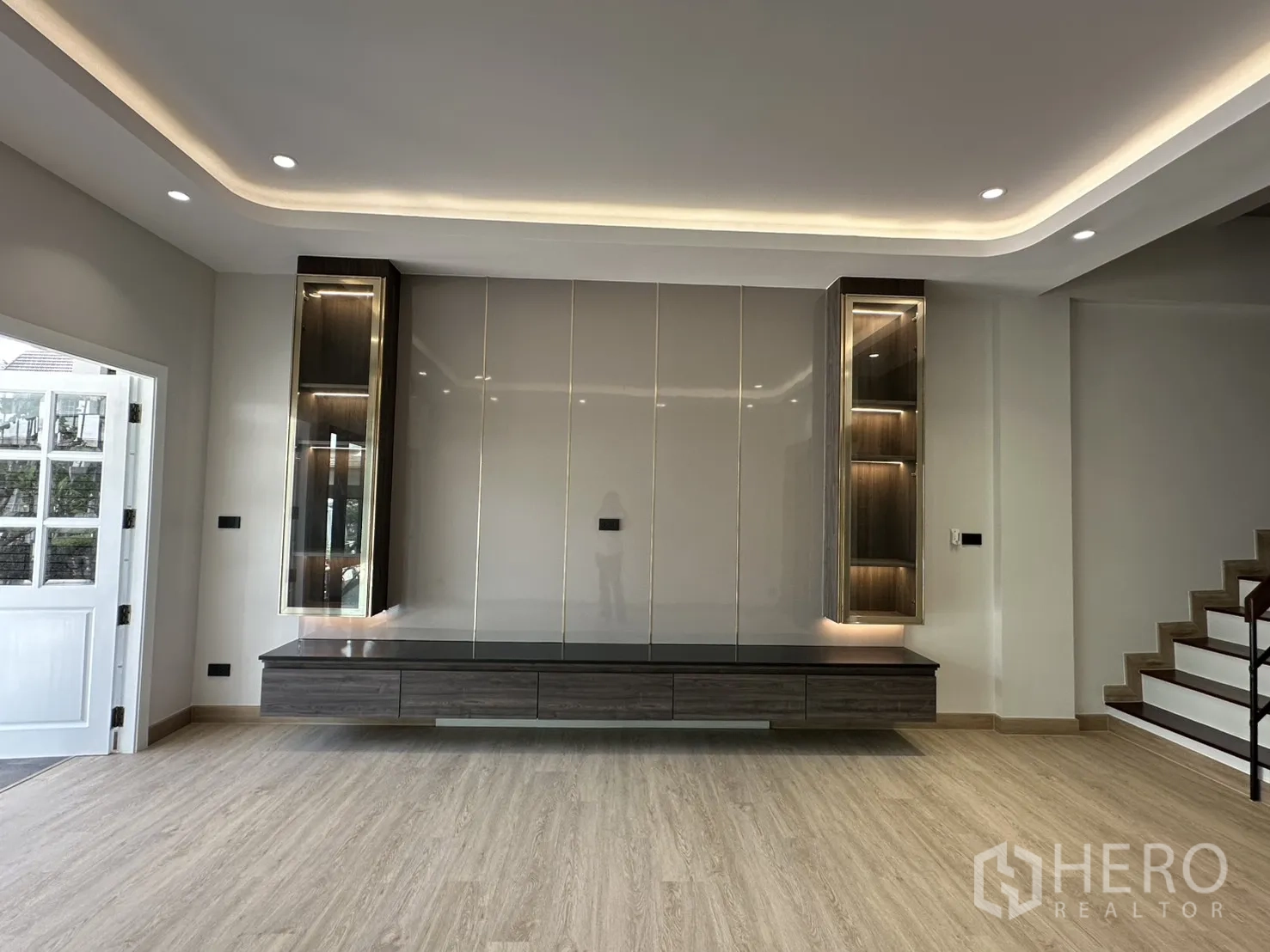家庭办公室 for rent in Watthana, Bangkok - 起居室设定制电视墙与悬挂柜体。