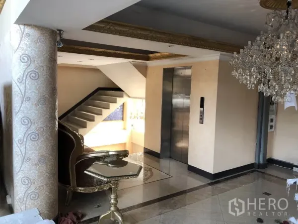 带办公室的家 出租或出售在Huai Khwang, Bangkok - 电梯前厅，配水晶吊灯、不锈钢电梯门与装饰立柱