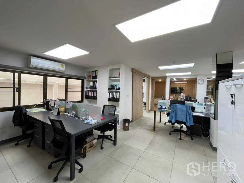 带办公室的家 出租在Watthana, Bangkok - 明亮办公区，共享工位、收纳架与LED灯