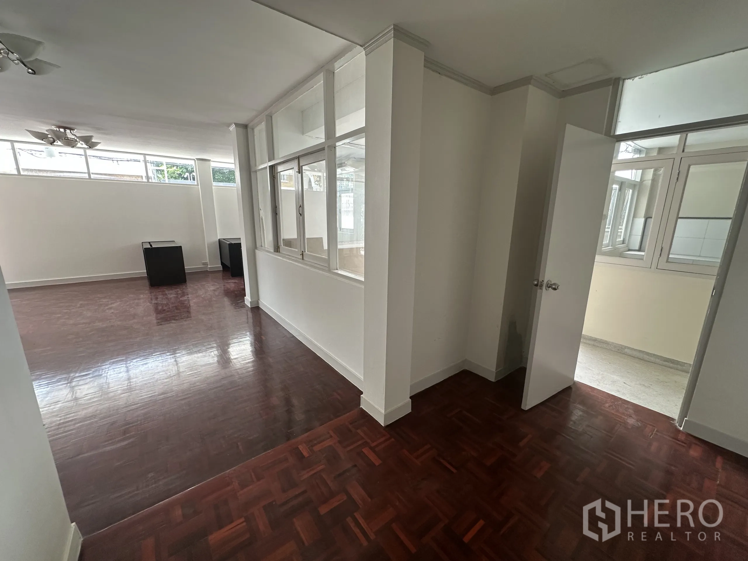 带办公室的家 出租在Watthana, Bangkok - 走廊配玻璃隔断，连接私密办公室或会议室。