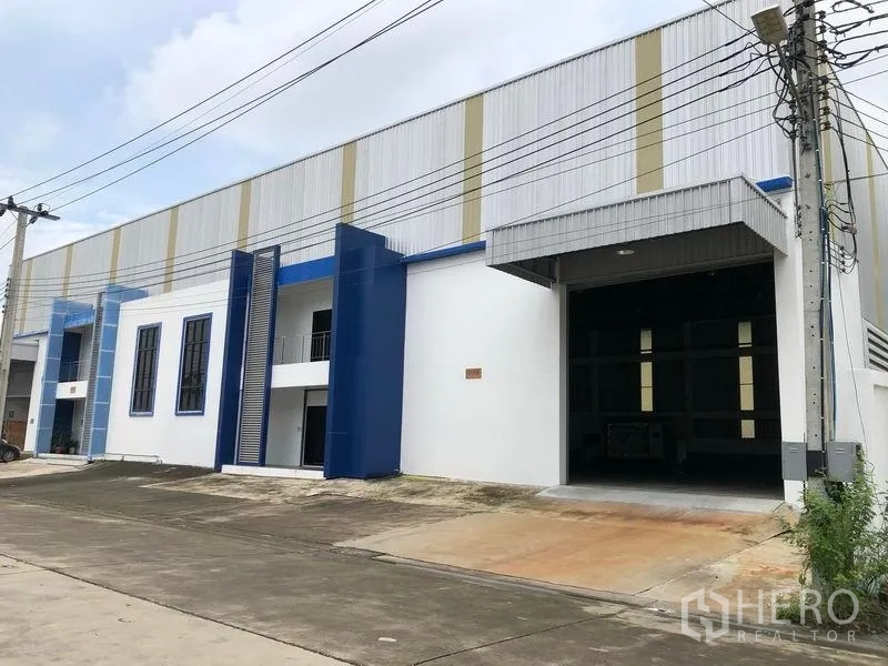 工厂 出租或出售在Samut Prakan - 街景视角的现代厂房排屋，设双装卸入口与前场。