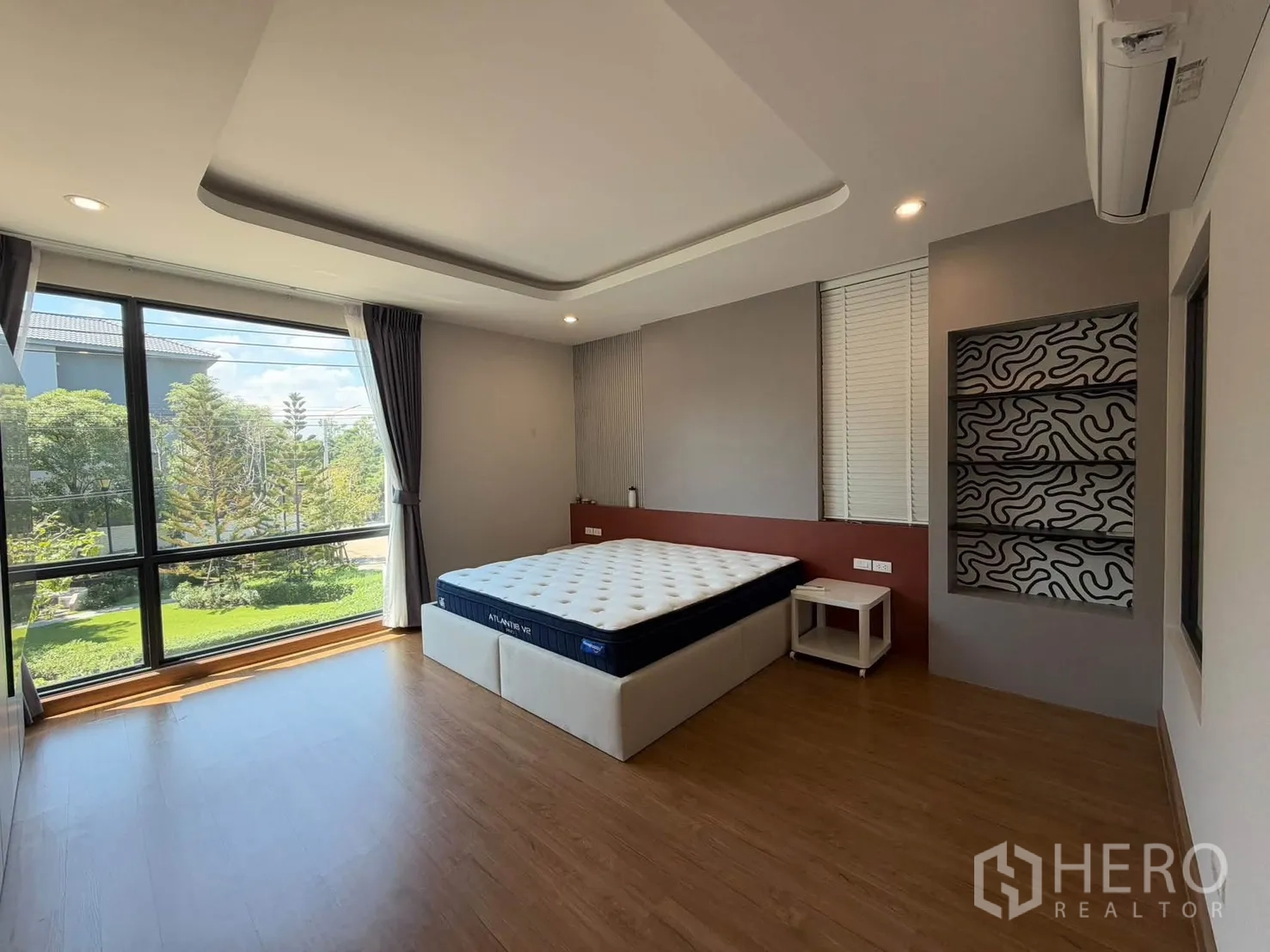 บ้านแฝด for rent in Prawet, Bangkok - ห้องนอนใหญ่กระจกกว้างมองเห็นสวนสีเขียว