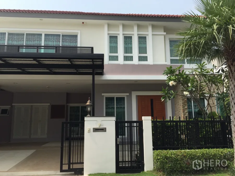 Detached House for rent in Saphan Sung, Bangkok - Modern two-storey detached house with gated front garden and covered carport in Saphan Sung, Bangkok.