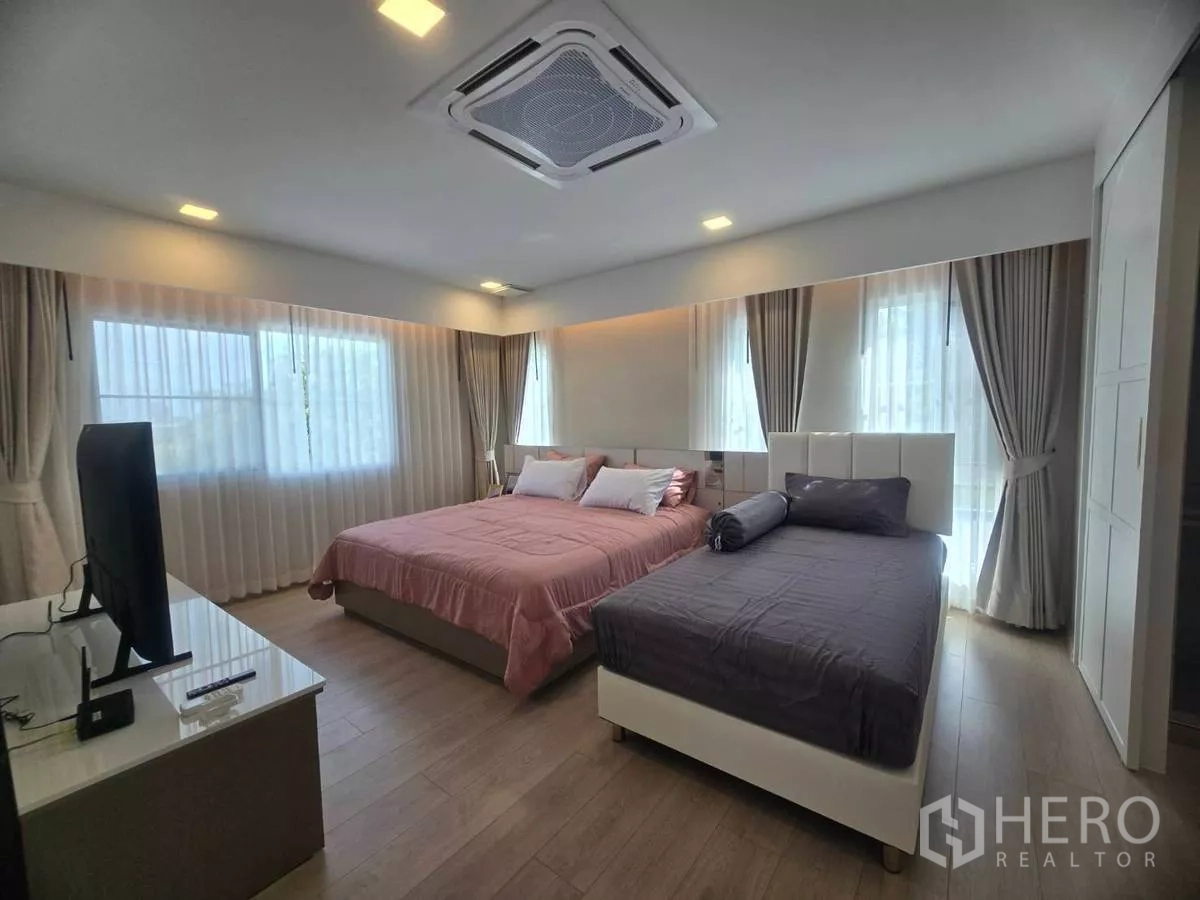 独立式住宅 出租在Bang Phli, Samut Prakan - 宽敞主卧，两张床，大窗与嵌入式天花空调。