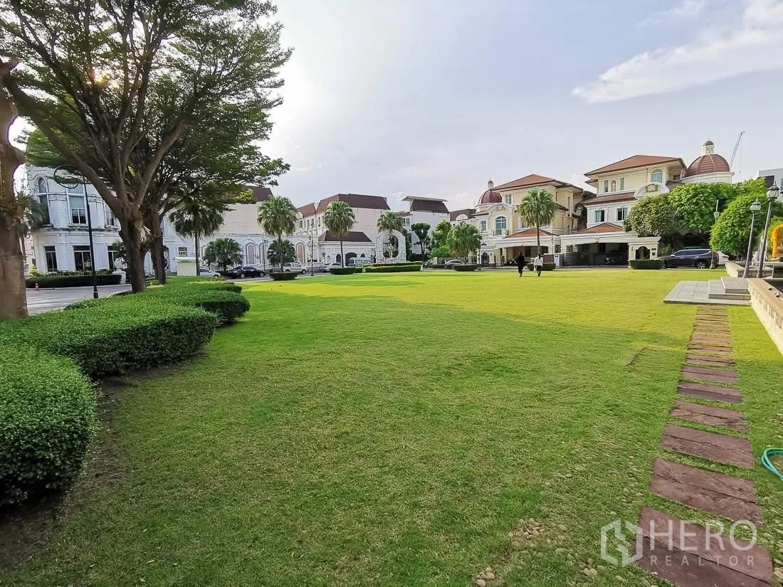 ทาวน์เฮาส์ for rent in Yan Nawa, Bangkok - ลานสนามหญ้าขนาดใหญ่จัดแต่งภูมิทัศน์ในโครงการ