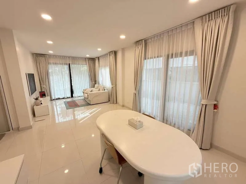 บ้าน ขายในBang Phli, Samut Prakan - พื้นที่รับแขกและรับประทานอาหาร พร้อมประตูบานเลื่อนเปิดสู่ชานระเบียง