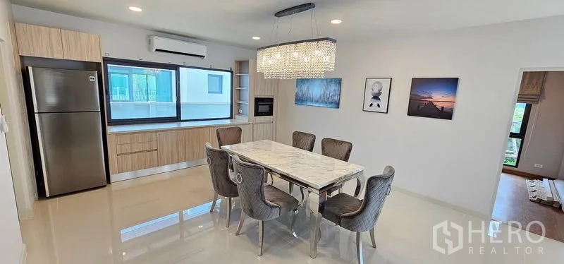 Detached House for rent - Modern dining-kitchen with a marble table for six, crystal chandelier, built-in cabinets and stainless refrigerator.