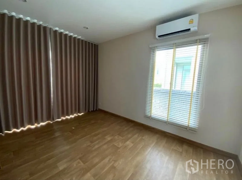 บ้าน ให้เช่า - ห้องนอนอบอุ่น พื้นไม้ ผ้าม่าน มู่ลี่ และแอร์