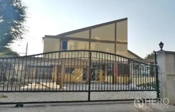 Home Office for rent in Chatuchak, Bangkok - Secure gated entrance with ample parking in front of the house.