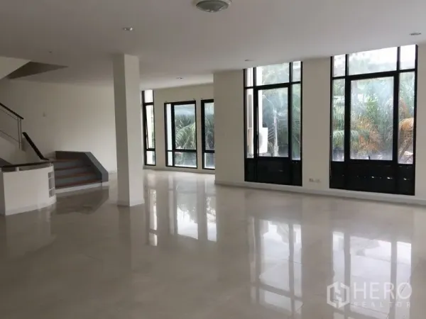 Office Space for rent in Bang Kho Laem, Bangkok - Spacious open-plan office floor with glossy tiles and floor-to-ceiling windows.