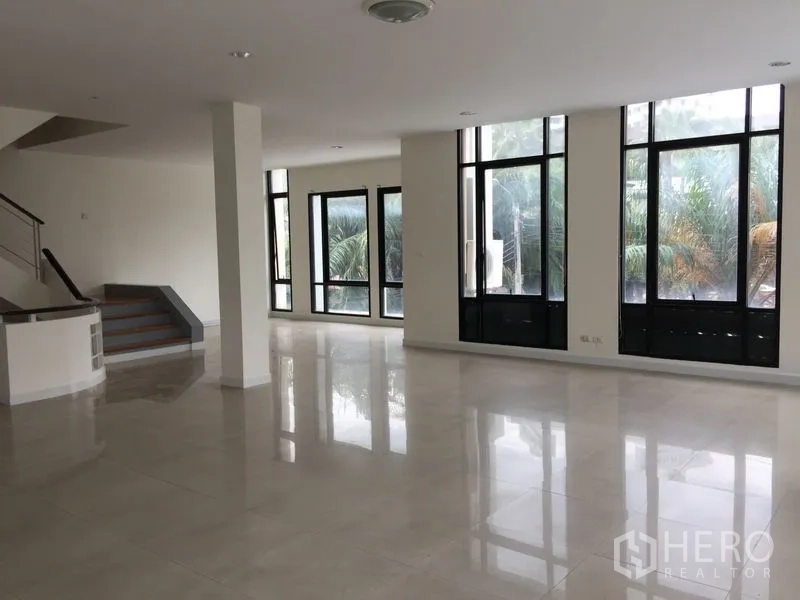 Office Space for rent in Bang Kho Laem, Bangkok - Spacious open-plan office floor with glossy tiles and floor-to-ceiling windows.