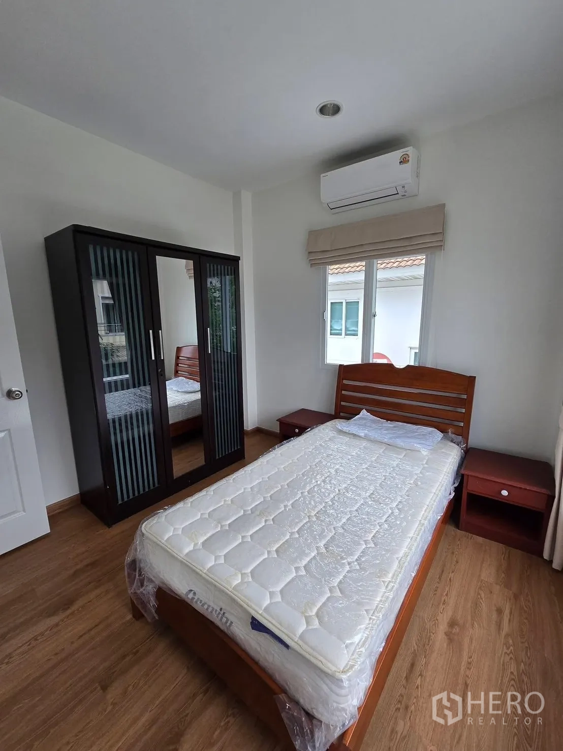 บ้านเดี่ยว for rent in Bang Phli, Samut Prakan - ห้องนอนเตียงเดี่ยว พร้อมตู้เสื้อผ้าและแอร์
