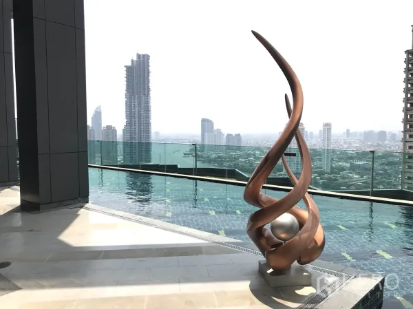 公寓 出租或出售在Sathon, Bangkok - 屋顶无边际泳池配雕塑与曼谷天际线景观，位于沙吞。