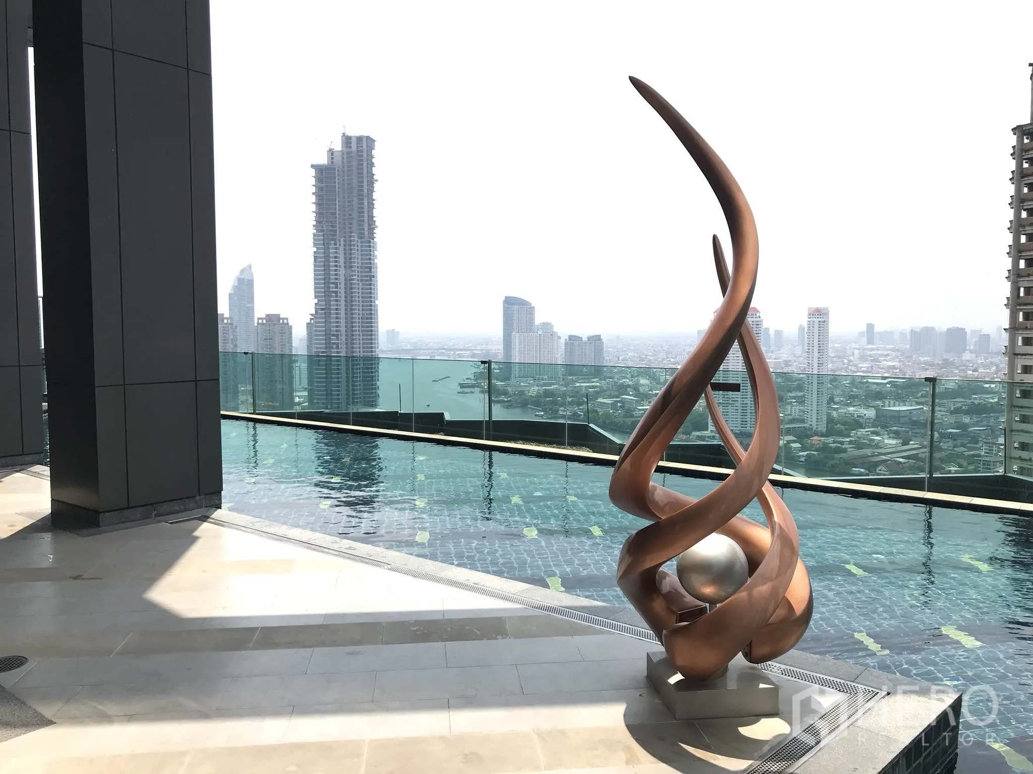 公寓 出租或出售在Sathon, Bangkok - 屋顶无边际泳池配雕塑与曼谷天际线景观，位于沙吞。