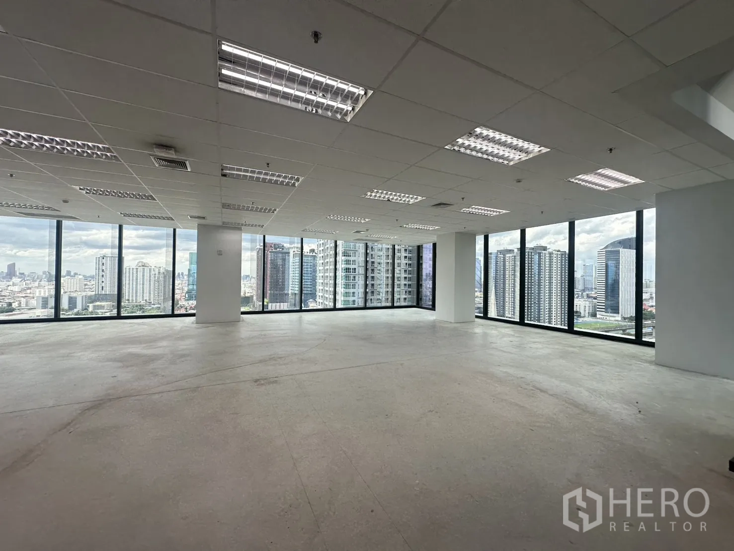 ออฟฟิศ for rent in Ratchathewi, Bangkok - มุมออฟฟิศกระจกโค้งล้อมรอบด้วยกระจกสูงจรดพื้น มุมมองเมืองพาโนรามา