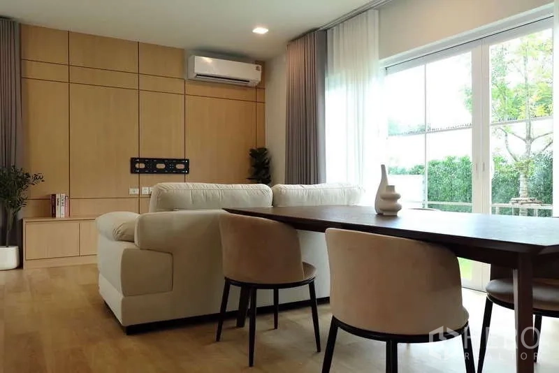 บ้าน ให้เช่าในBang Phli, Samut Prakan - มุมทานอาหารติดห้องนั่งเล่น พร้อมประตูกระจกและผนังไม้