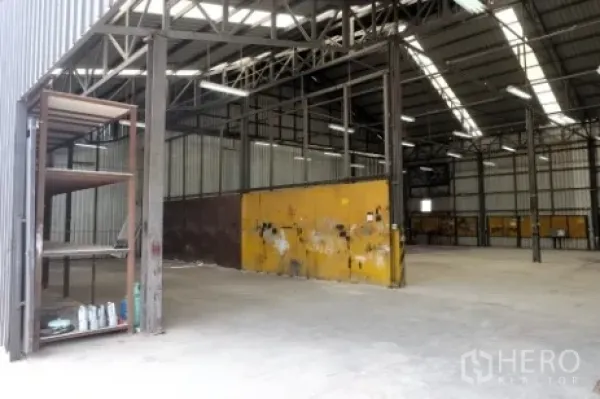 คลังสินค้า ให้เช่าในPak Kret, Nonthaburi - มุมมองทางเข้าโกดังพร้อมชั้นเหล็กและผนังกั้นสีเหลือง