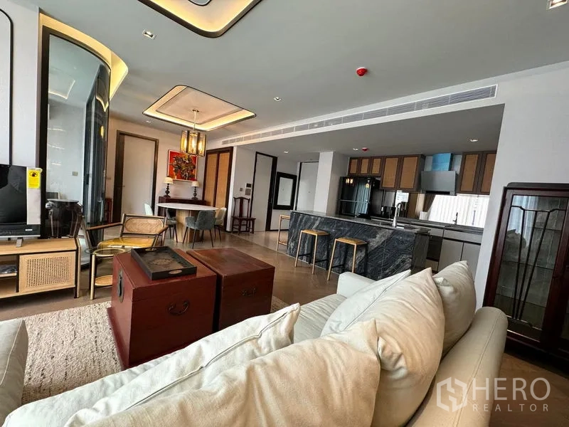 คอนโด ให้เช่าในWatthana, Bangkok - โซนนั่งเล่นกว้างเชื่อมครัวเกาะหินยาวพร้อมสตูลบาร์