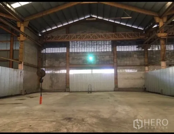 Factory for rent in Mueang Samut Prakan, Samut Prakan - High-ceiling factory interior with steel trusses, overhead crane beam and open production floor.