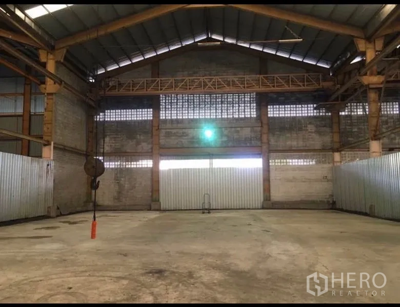Factory for rent in Mueang Samut Prakan, Samut Prakan - High-ceiling factory interior with steel trusses, overhead crane beam and open production floor.