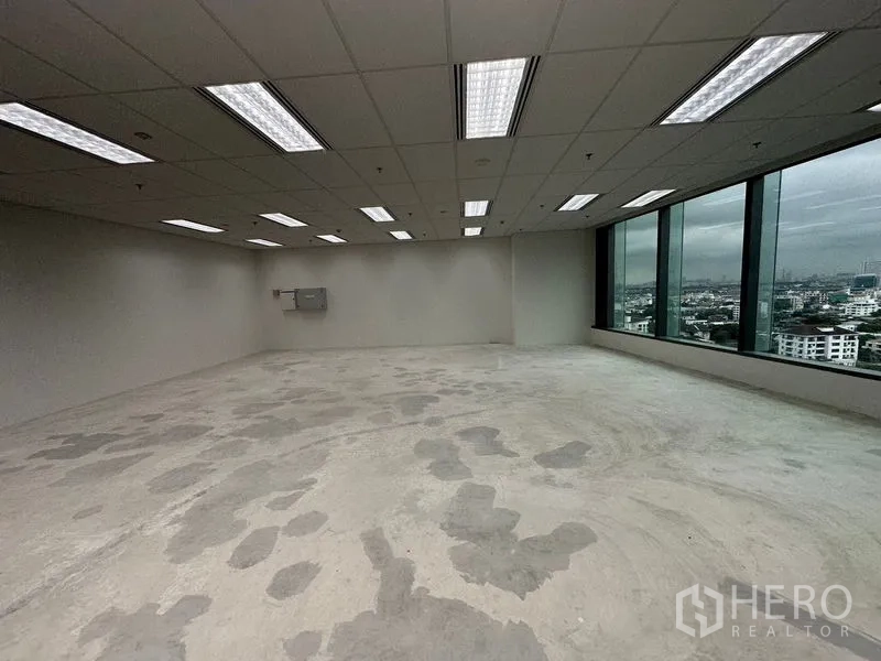 办公空间 出租 - 未配家具的开放式办公室，吊顶照明与大幅窗户，享城市景观。