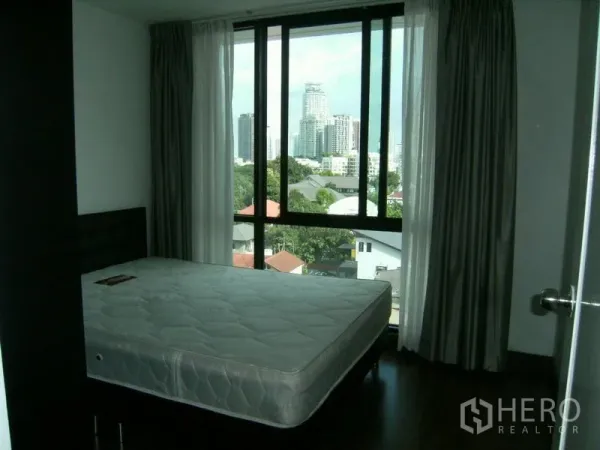 公寓 出租在Watthana, Bangkok - 卧室设落地窗，可观赏曼谷城市天际线。