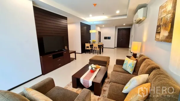 อพาร์ทเมนท์ ให้เช่าในWatthana, Bangkok - ห้องนั่งเล่นพร้อมชั้นวางทีวี มุมทานอาหาร ฝ้าเพดานหลุม และผนังไม้ตกแต่งสีเข้ม