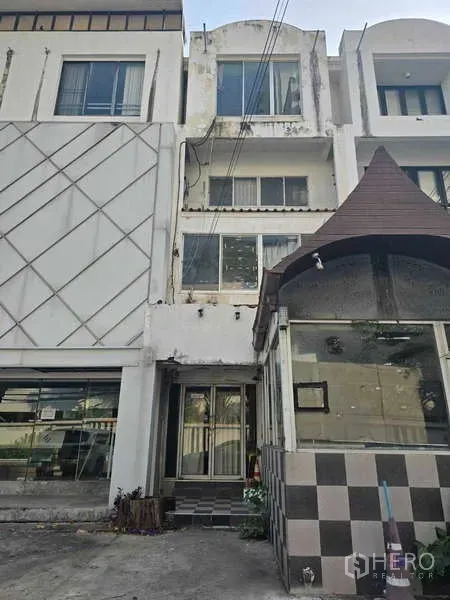 อาคารพาณิชย์ ให้เช่าในWatthana, Bangkok - ด้านหน้าอาคารพาณิชย์หลายชั้น ทางเข้าแบบกระจก ใกล้รถไฟฟ้า BTS พร้อมพงษ์