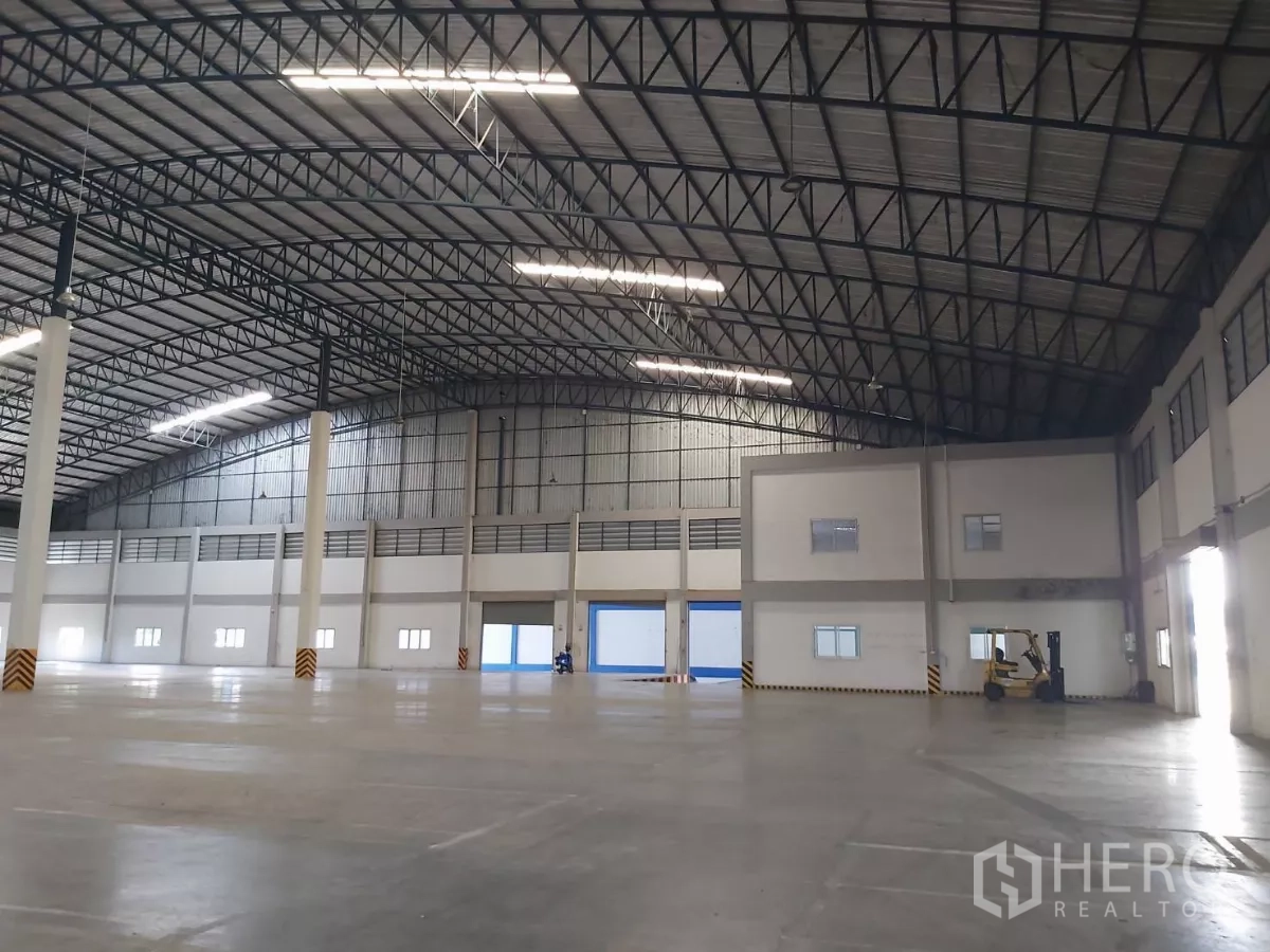 Warehouse for rent in Bang Bo, Samut Prakan - Expansive storage area under high steel truss roof with wide loading bays.