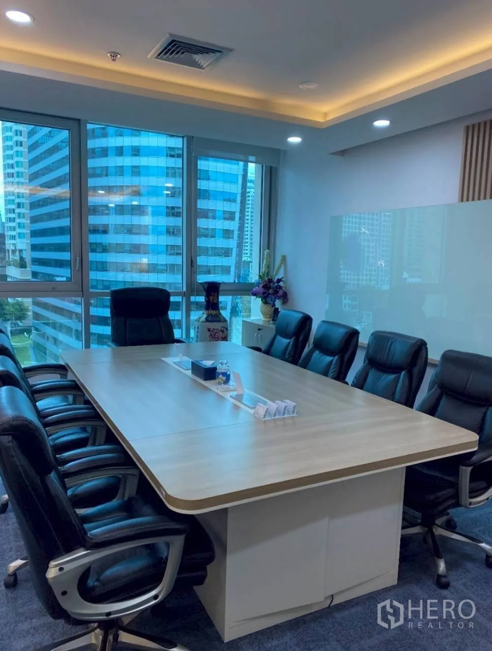 办公室 for rent in Sathon, Bangkok - 会议室设大型会议桌、皮质椅与城市景观窗。