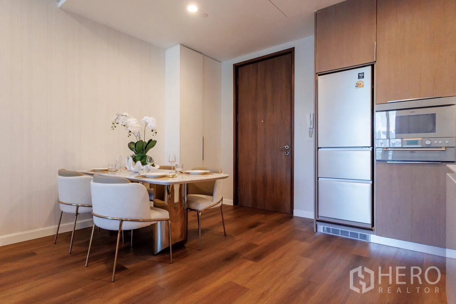 คอนโด for rent or sale in Pathum Wan, Bangkok - มุมทานอาหารข้างประตูทางเข้าและตู้เย็นบิวท์อิน