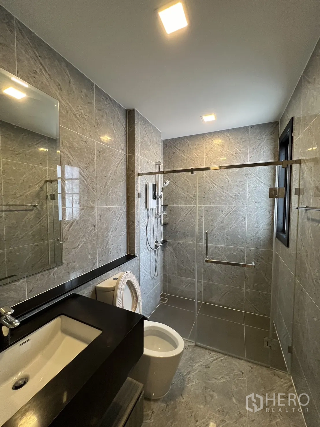 Detached House for rent or sale in Prawet, Bangkok - Tiny storage room with tiled floor and single window.