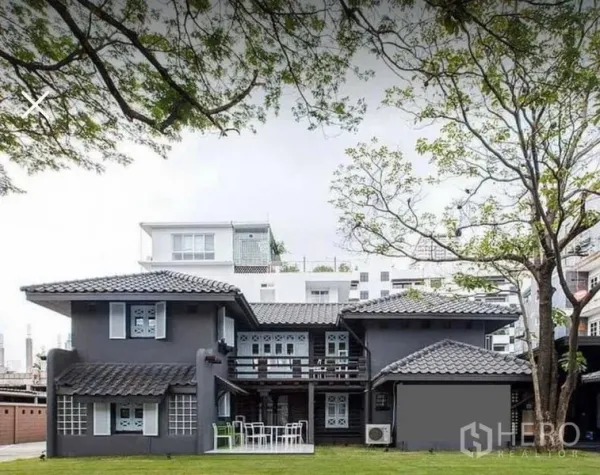 Retail Space for rent in Khlong Toei, Bangkok - Standalone two-storey building with tiled roof and lawn in the Sukhumvit area.