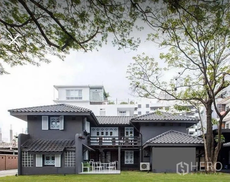 Retail Space for rent in Khlong Toei, Bangkok - Standalone two-storey building with tiled roof and lawn in the Sukhumvit area.