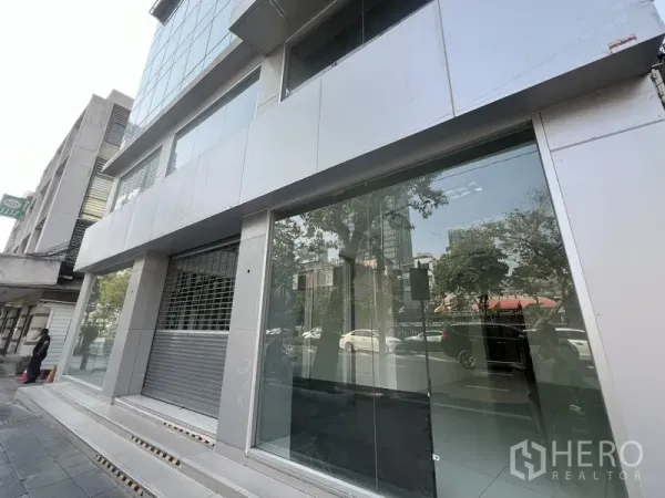 零售空间 出租在Bang Rak, Bangkok - 临街玻璃门面，宽幅展示橱窗并配有卷帘门。