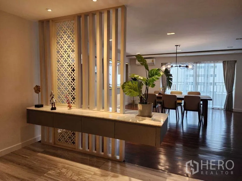 คอนโด ให้เช่าในSathon, Bangkok - โถงรับเข้าบ้าน ฉากกั้นลายไม้ ตู้ลอย และกระถางต้นไม้ เชื่อมต่อสู่พื้นที่ทานอาหาร