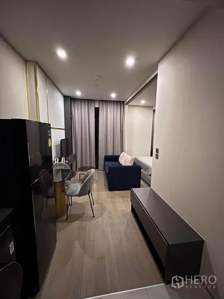 คอนโด ให้เช่าในWatthana, Bangkok - ห้องนั่งเล่นตอนกลางคืน ประตูระเบียงและแสงไฟเมืองด้านนอก