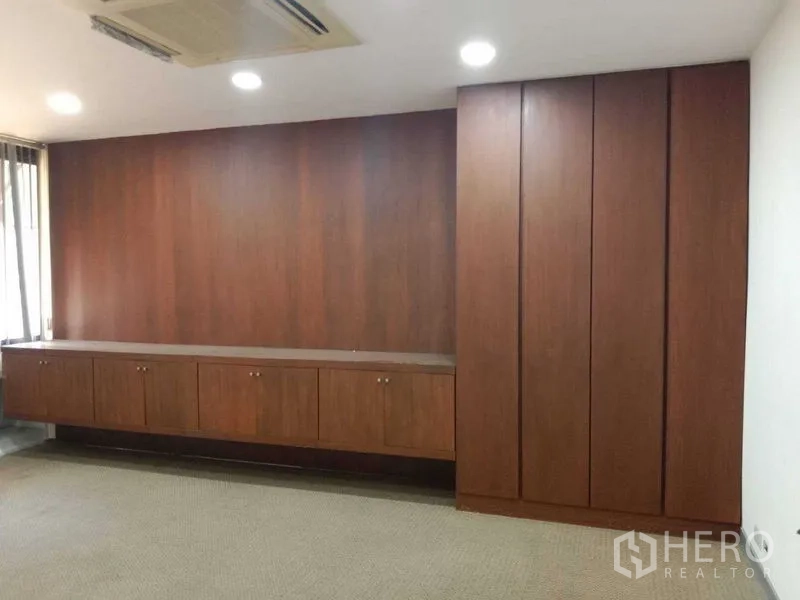 สำนักงาน ให้เช่าในWatthana, Bangkok - ห้องทำงานส่วนตัวพร้อมตู้บิวท์อินไม้เต็มผนังและไฟเพดาน