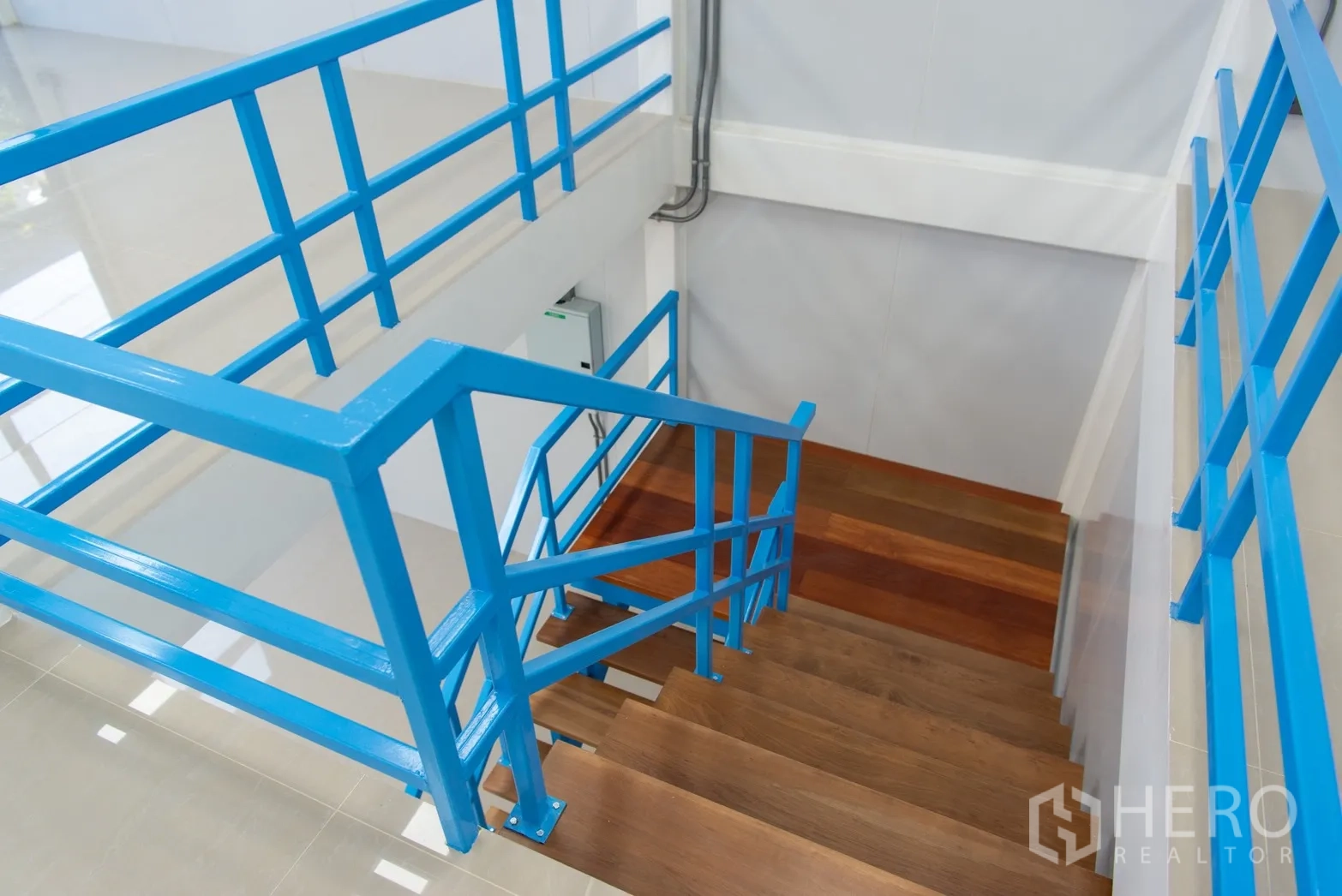 อาคาร standalone for rent or sale in Phra Khanong, Bangkok - ช่องบันไดพร้อมราวสีน้ำเงินลงสู่ชั้นล่าง