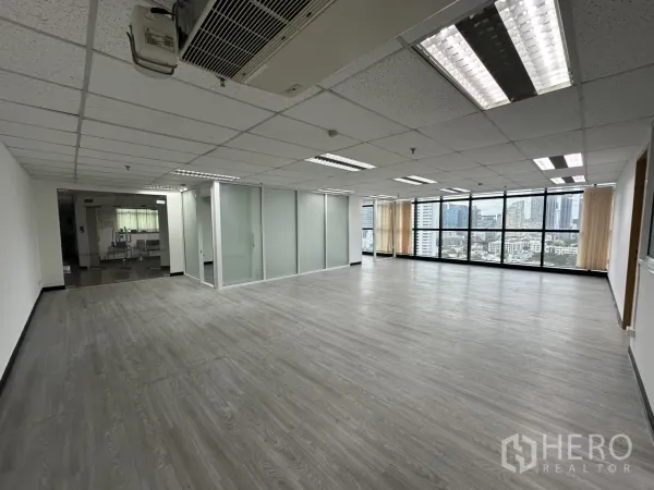 办公空间 出租在Watthana, Bangkok - 近Ekkamai站的135平开间办公室，分体空调、磨砂玻璃隔间与整面城市景观窗。