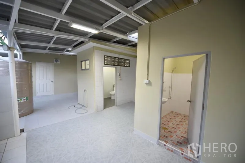 联排别墅 出租在Wang Thonglang, Bangkok - 带顶实用区，设独立厕所和淋浴间，并有蓄水罐。