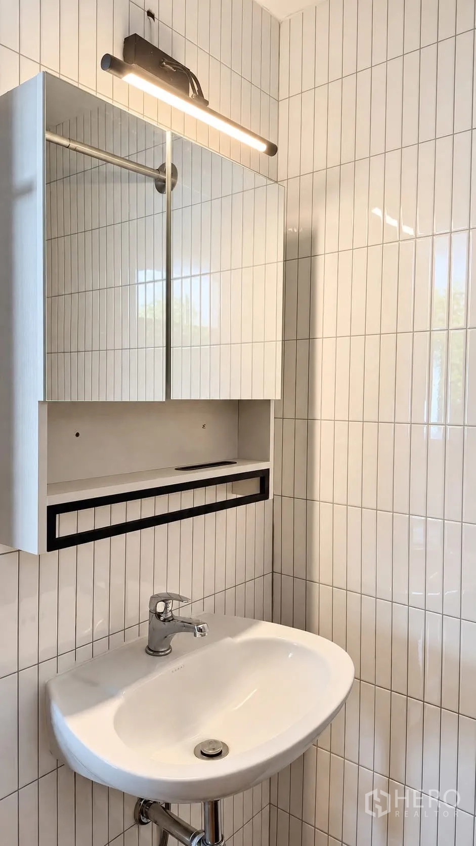 บ้านเดี่ยว for rent in Khlong Toei, Bangkok - อ่างล้างหน้าพร้อมตู้กระจกและโคมไฟเส้นในห้องน้ำปูกระเบื้อง
