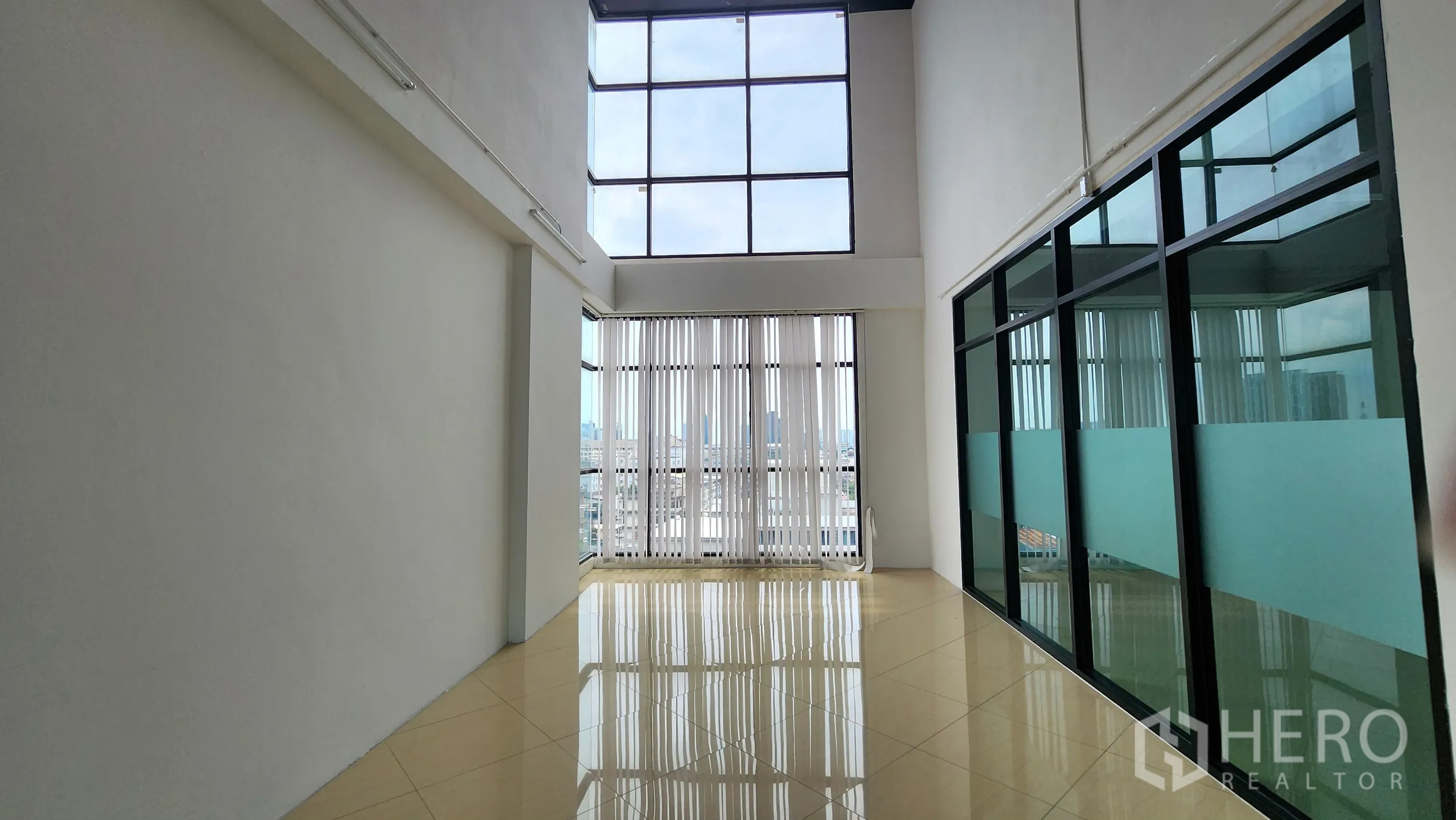 办公空间 出租在Yan Nawa, Bangkok - 玻璃办公室之间的走廊，外露管线与照明。